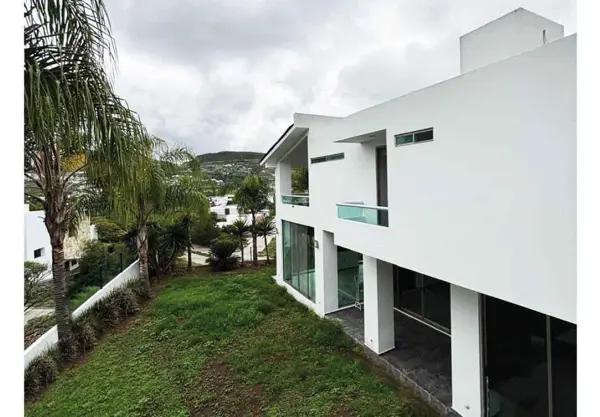 CASA RESIDENCIAL EN RENTA EN EL CLUB Y DENTRO DEL CAMPO DE GOLF TRES MARIAS