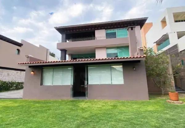 CASA RESIDENCIAL EN VENTA EN EL CLUB Y DENTRO DEL CAMPO DE GOLF TRES MARIAS
