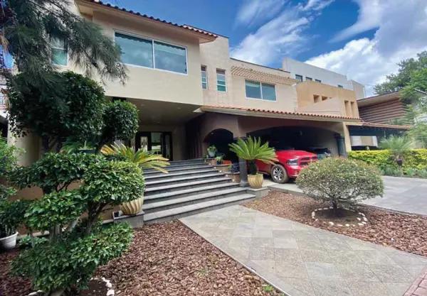CASA EN VENTA EN LOMAS DEL PARAISO ALTOZANO, MORELIA CASA EN VENTA EN LOMAS DEL PARAISO ALTOZANO, MORELIA