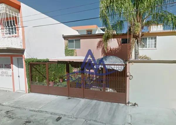 Casa en venta en Valle de los Girasoles, Celaya: Ubicación céntrica con 3 recámaras y jardín