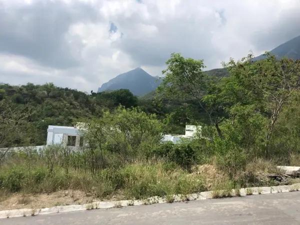 TERRENO DESCENDENTE EN VENTA EN JARDINES DE VALLE ALTO