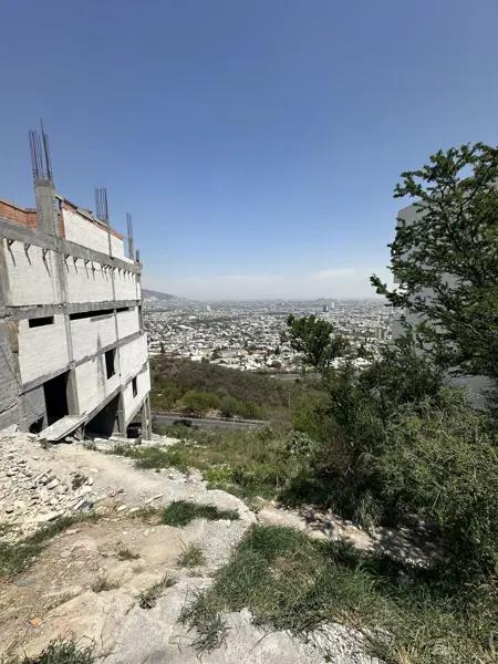 TERRENO DESCENDENTE EN VENTA EN COLINAS DE SAN JERÓNIMO