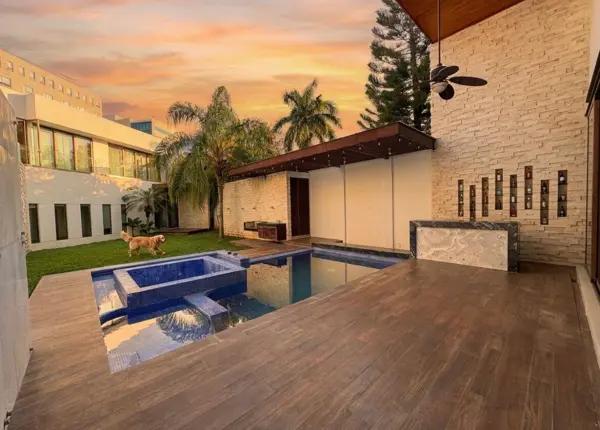 Lujosa Casa de Una Sola Planta en Privada Residencial