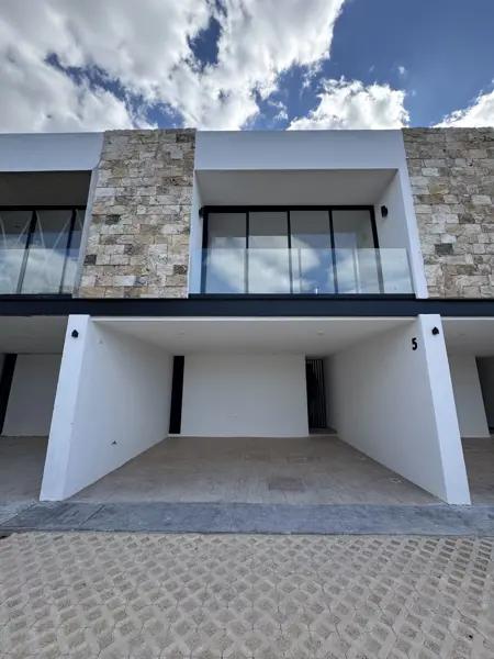 SE VENDE CASA TIPO TOWN HOUSE EN PRIVADA, CHOLUL, ZONA NORTE DE MÉRIDA. SE VENDE CASA TIPO TOWN HOUSE EN PRIVADA, CHOLUL, ZONA NORTE DE MÉRIDA.
