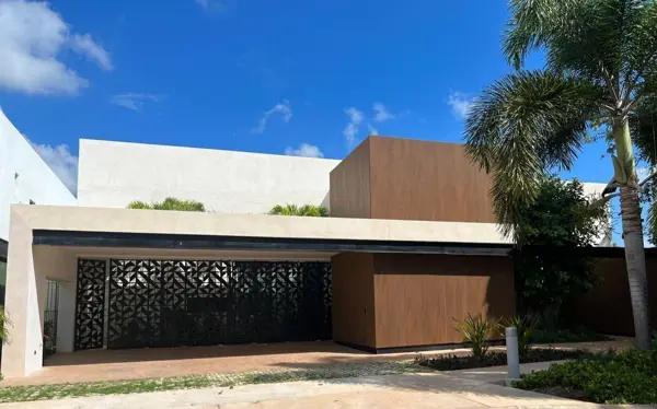 CASA EN VENTA EN PRIVADA, MERIDA SUPER EQUIPADA Y AUTOMATIZADA