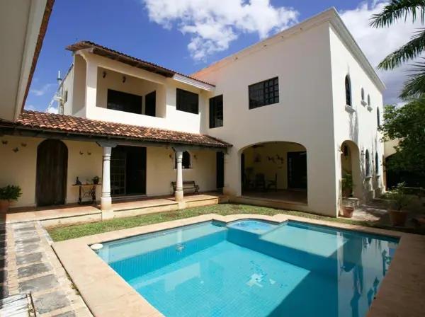 CASA EN ESQUINA EN VENTA AVENIDA MONTECRISTO, MERIDA, IDEAL PARA COMERCIO O CASA