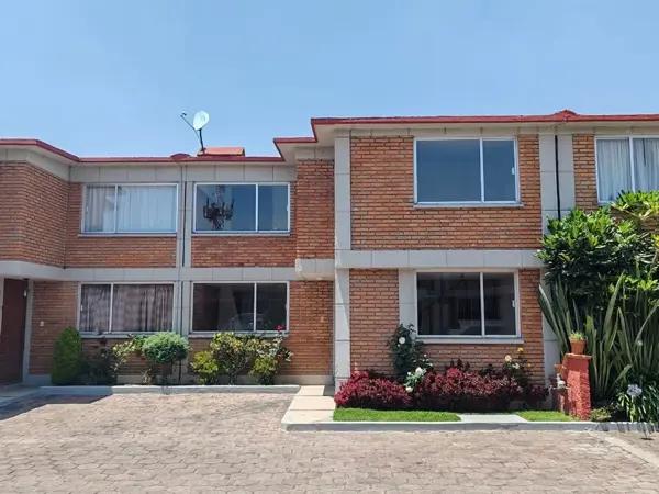 Casa familiar y funcional en Sta Cruz Metepec.