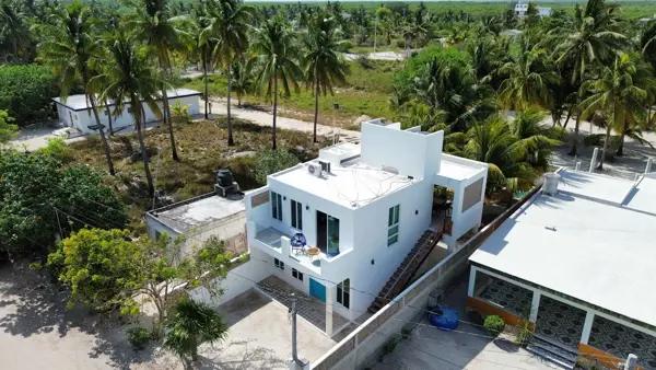CASA EN VENTA EN TELCHAC, AMUEBLADA A UNAS CUADRAS DEL MAR