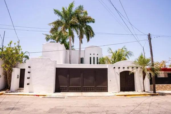CASA EN VENTA EN LA COLONIA MEXICO, ALBERCA Y PANELES SOLARES EN MERIDA