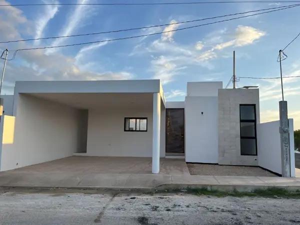 CASA DE UNA PLANTA EN RENTA EQUIPADA EN MERIDA CON PANELES SOLARES Y ALBERCA.