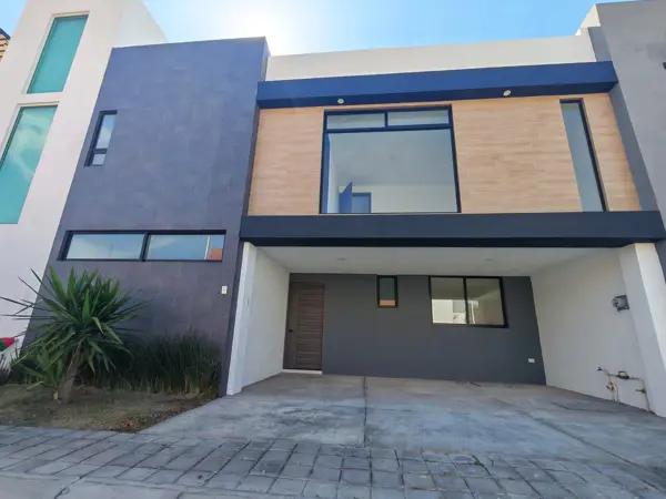 CASA EN VENTA CON RECÁMRA EN PLANTA BAJA EN FRACCIONAMIENTO DE CHOLULA.