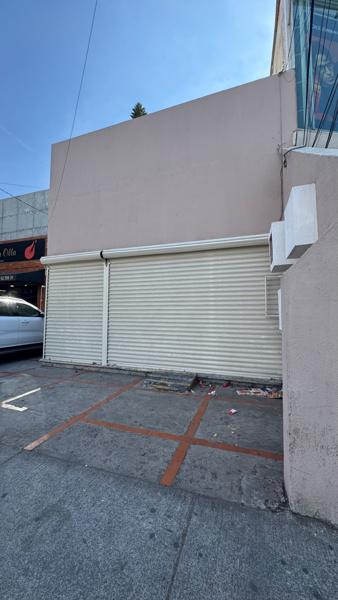 Se Renta Local con oficinas y amplio estacionamiento frente al estadio.