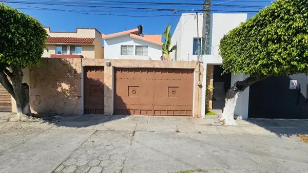 Venta de casa con Alberca y Recámara en Planta Baja en fraccionamiento en Jiutepec Morelos