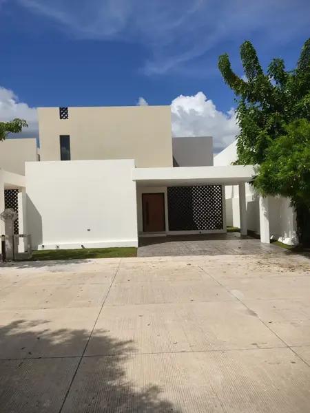 Casa en Venta en Cholul, Mérida - Exclusiva Residencia en Fraccionamiento Privado