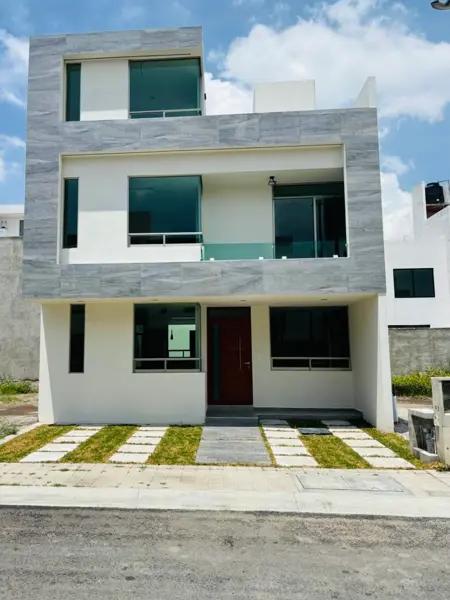 Residencia de tres niveles con diseño contemporáneo, ubicada en uno de los desarrollos con mayor pro