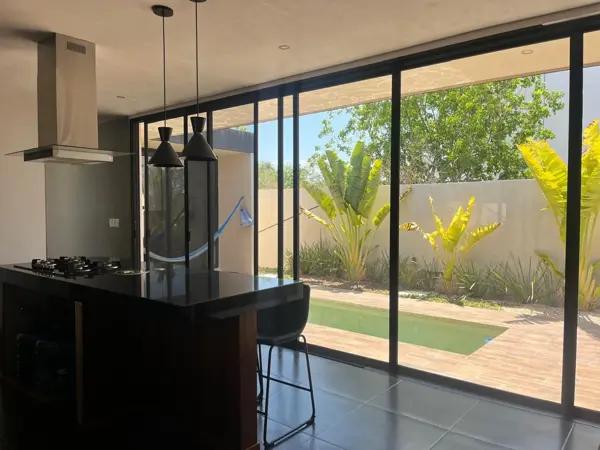 EN VENTA CASA DE AUTOR EN PRIVADA YAXLUM, MERIDA, CERCA DE LA PLAYA