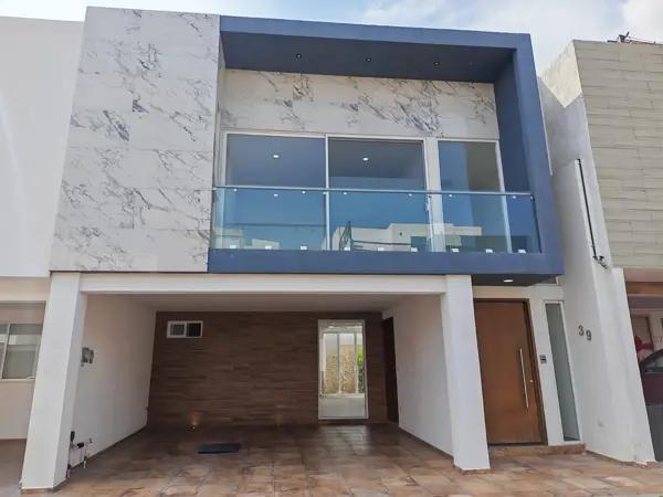 Casa con Doble Altura en Parque Mediterráneo, Lomas de Angelopolis.