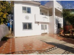 Casa en Venta en Chula Vista, Playas de Rosarito con Jardín y Balcón