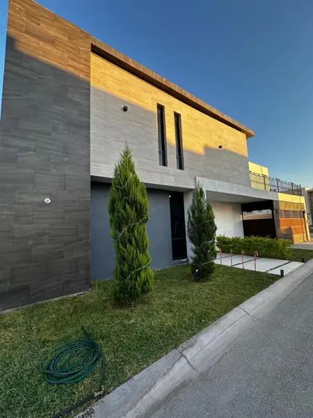 CASA CON RECÁMARA PLANTA BAJA Y ALBERCA EN VILLAS DEL RENACIMIENTO