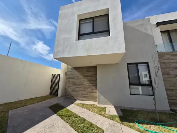 Casa en renta en Puerta Natura con 4 recámaras (una en Planta Baja)  y equipamiento completo.