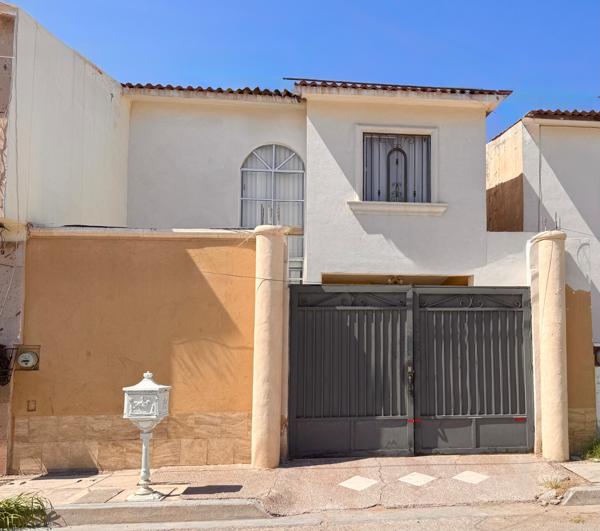 Casa en venta en FRACC PRIVADO frente área verde y con recámara en planta baja en Gómez Palacio