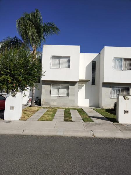 Casa en Venta, dos habitaciones en Paseos del Bosque, Corregidora