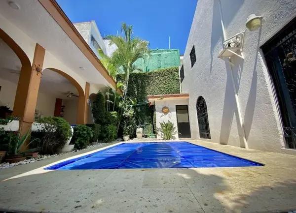 Casa en renta en una privada con portón eléctrico en Lomas de Cortes