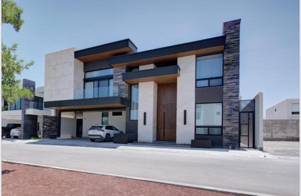 Casa en venta con acabados de alta gama en Rincón de Los Encinos Casa en venta con acabados de alta gama en Rincón de Los Encinos