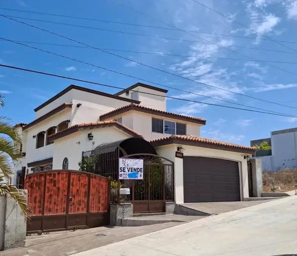 Casa estilo Californiano,  Amplia, Segura y en área tranquila, con Recamara en primer planta,