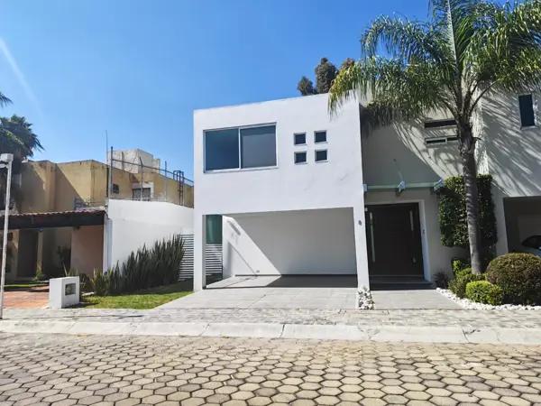 SE VENDE CASA POR LA RECTA