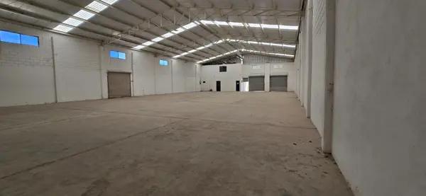 Bodega y patio en venta en Derramader