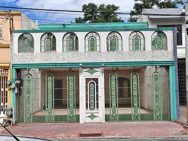 En Venta casa comercial en colonia Maria Luisa, Monterrey: Ideal para consultorios u oficinas