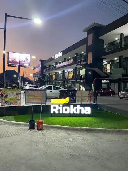 RENTA LOCALES COMERCIALES EN PLAZA RIOKHA ZONA SUR DE MTY