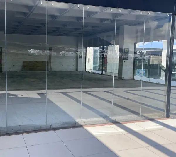 Local comercial con terraza en renta, en Dominio Cumbres
