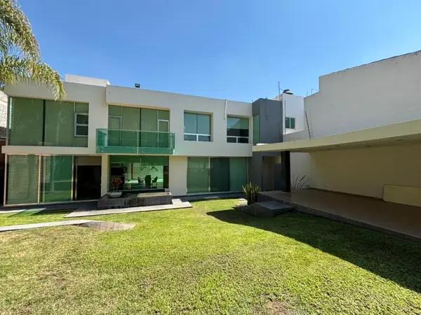 HERMOSA CASA A CAMPO DE GOLF EN PRIVADA EN VILLAS DE IRAPUATO