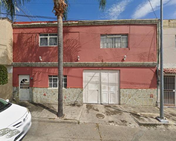Casa en Venta en Guadalajara, Zona Postes Cuates, Ideal para Familia