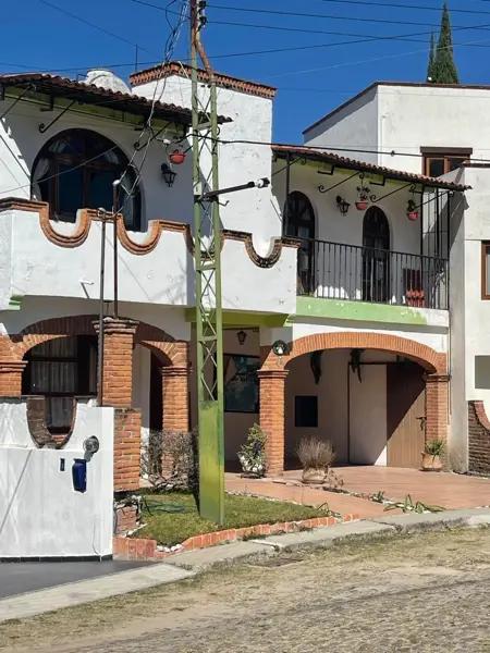 Casa en venta en Villas del Sol, Tequisquiapan | Doble altura, jardín y amenidades Casa en venta en Villas del Sol, Tequisquiapan | Doble altura, jardín y amenidades
