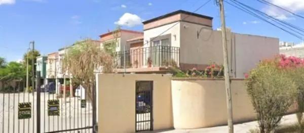 Casa en Ejecución Hipotecaria en Torreón con Tres Recámaras y Jardín LAAB1