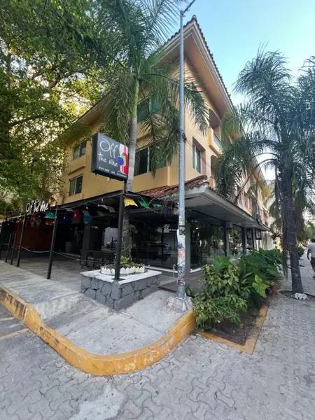 Inversión en el corazón de Playa del Carmen: edificio comercial en 5ta Avenida