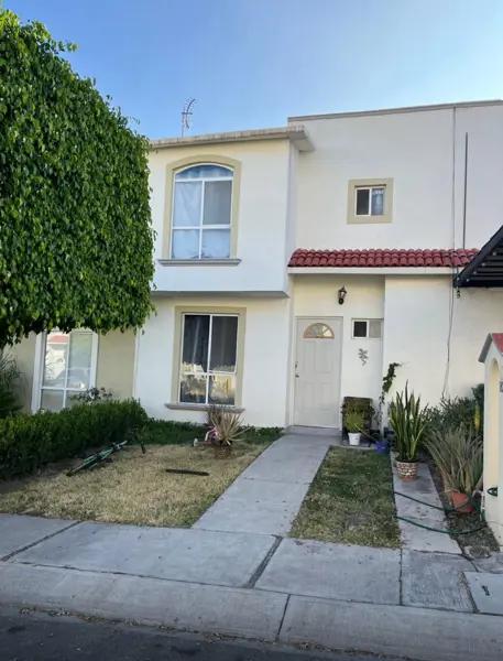 En condominio, frente a la Plaza candiles, casa en Venta 3Rec