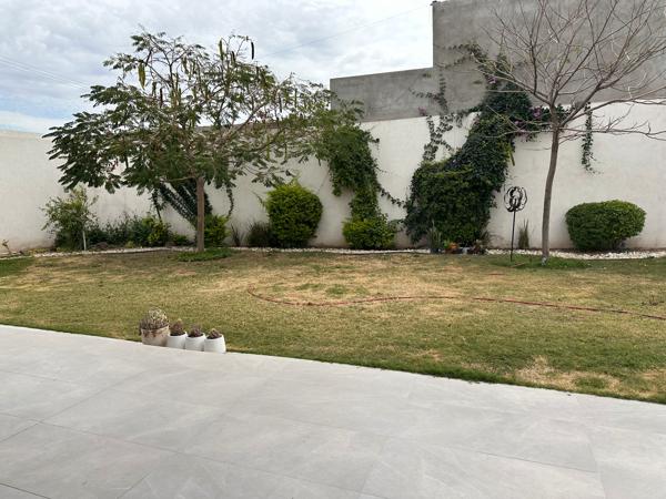 Terreno con construcción cuarto de juegos con baño junto con casa