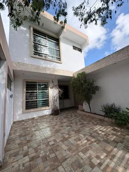 CASA EN VENTA EN Colonia Izamal – AV. 143, CANCÚN 
CON 2 LOCALES COMERCIALES