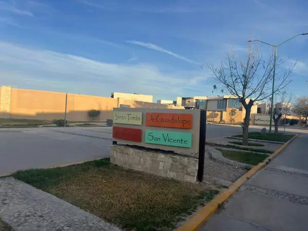 Terreno residencial en venta en Los Viñedos, Torreón - Amplia superficie y cercanía a servicios Terreno residencial en venta en Los Viñedos, Torreón - Amplia superficie y cercanía a servicios