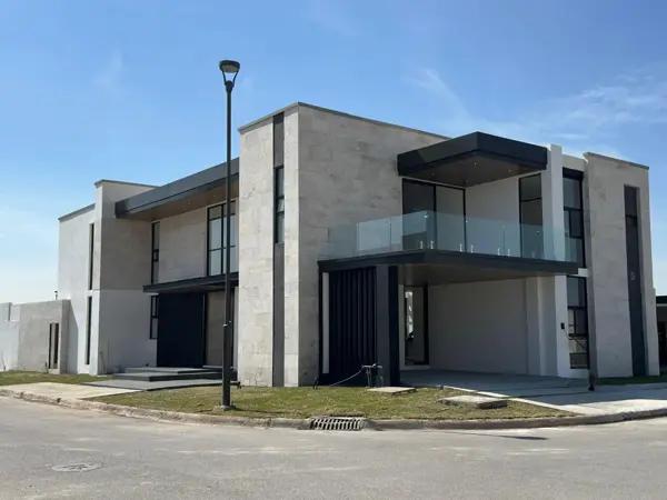 Casa en Venta en Las Villas, Torreón - Amplia Residencia con 4 Recámaras y Amenidades Premium