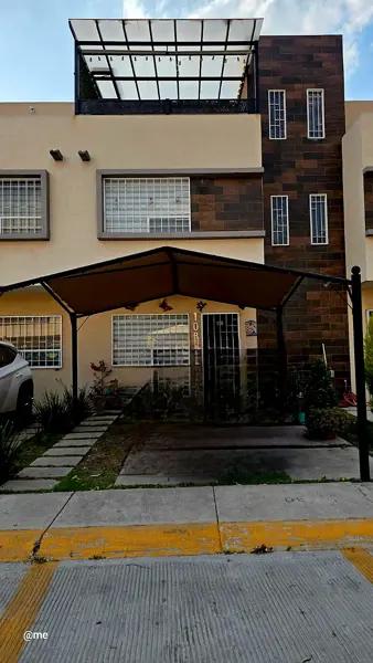 Venta de Casa en Villas del Fresno – Seguridad y Confort en 3 Niveles