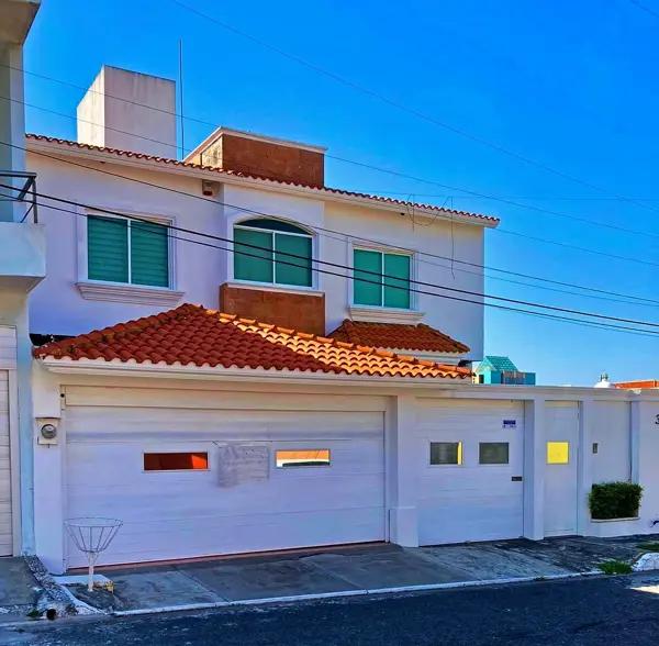 VENDO CASA CON ALBERCA ENLA ZONA CON ALTA PLUSVALIA DE VERACRUZ