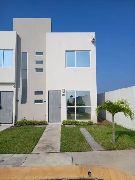 En Venta Inmueble seminuevo, por el aeropuerto.
