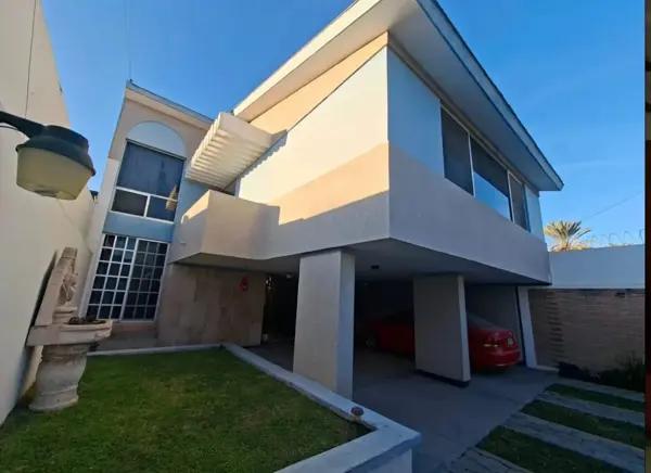 Casa en Venta en Las Margaritas, Torreón – Amplia Propiedad con 5 Recámaras
