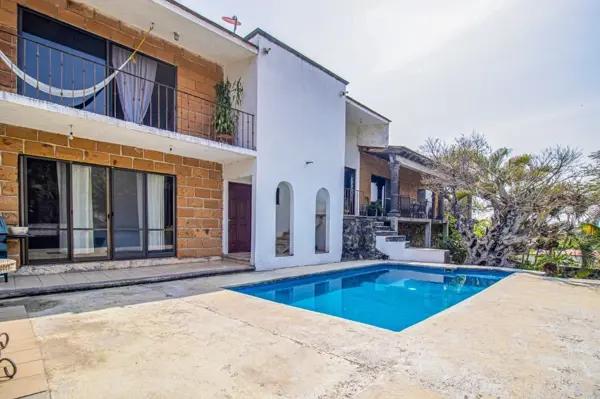 Casa sola en Lomas de Trujillo.