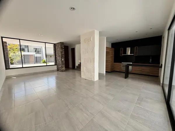 Condominio en Venta en Residencial Santa Fe, León - Casa con Cocina Integral y Sistema de Seguridad